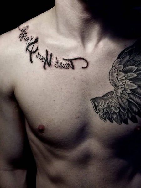 15 massieve tatoeages op het sleutelbeen voor mannen en wat ze betekenen