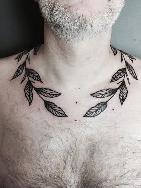 15 tatuagens maciças na clavícula para homens e o que significam