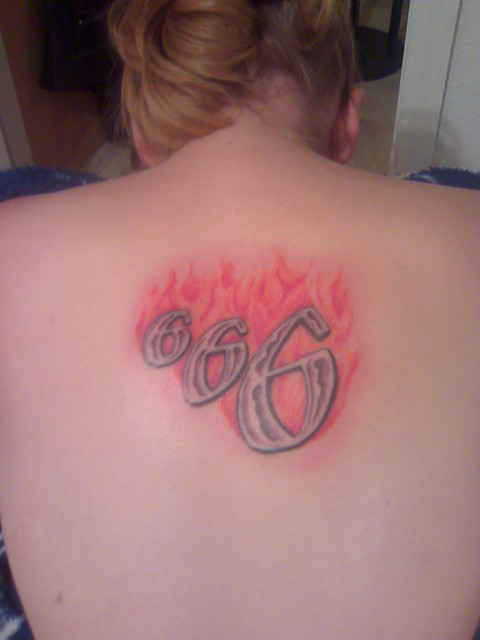 666 tatuointi selässä
