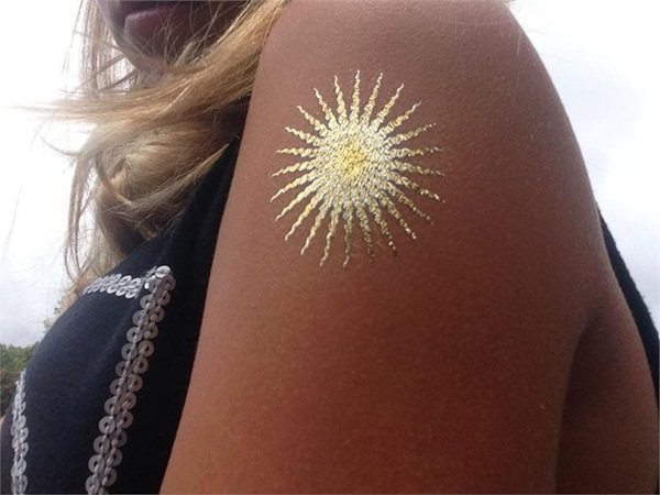 70 idee di tatuaggi in oro per le donne (guida all'ispirazione)