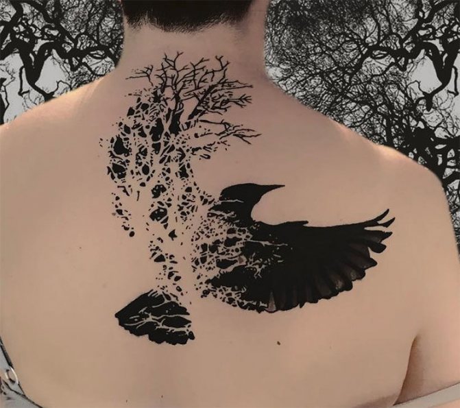 Abstracte tatoeage van een raaf op zijn rug