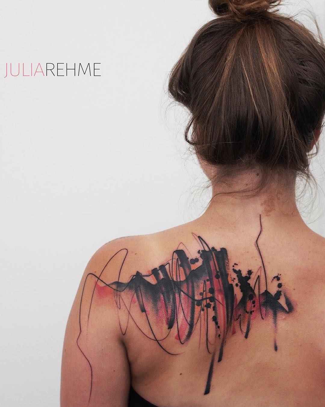 tatuaggio astratto sulla schiena