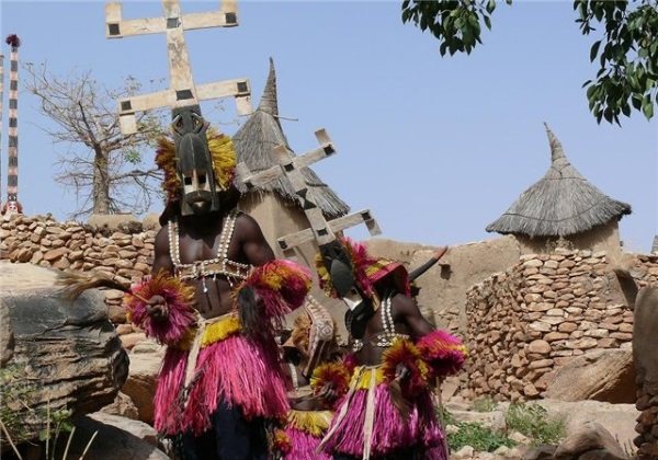 树上的非洲面具。照片，意思是仪式，墙，动物，人。传说