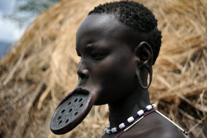Piercing al labbro africano