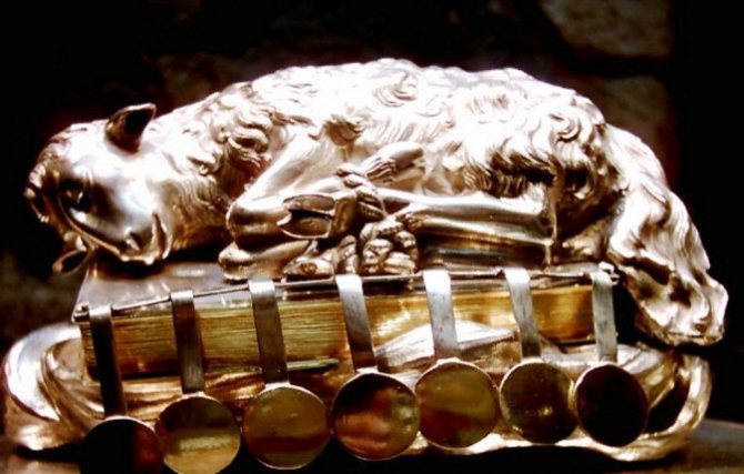 黙示録の子羊は、7つの封印が施された本の上で眠っている。I.ロアによる彫刻、18世紀。