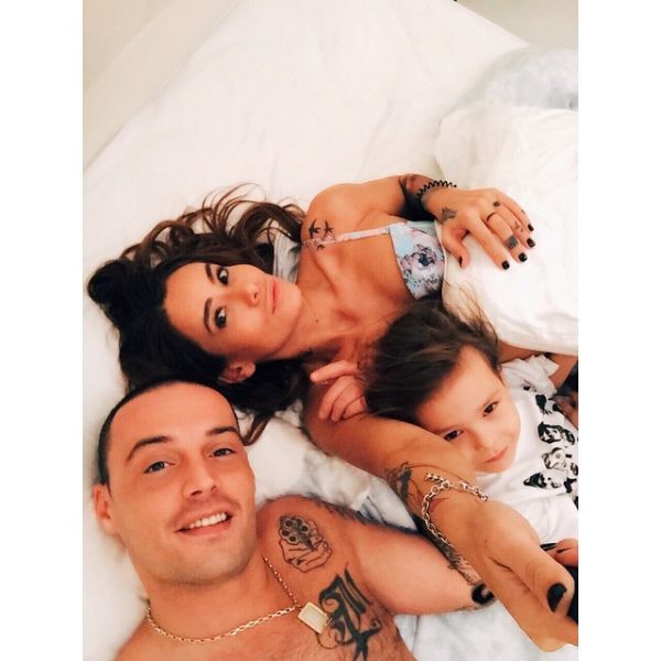 Η Aiza Dolmatova με τατουάζ, τον Guf και τον γιο της στο πλευρό της