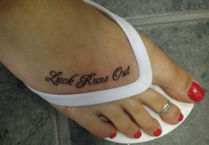 Kitschy kalligrafia toimii hyvin pienenä tatuointina jalassa.
