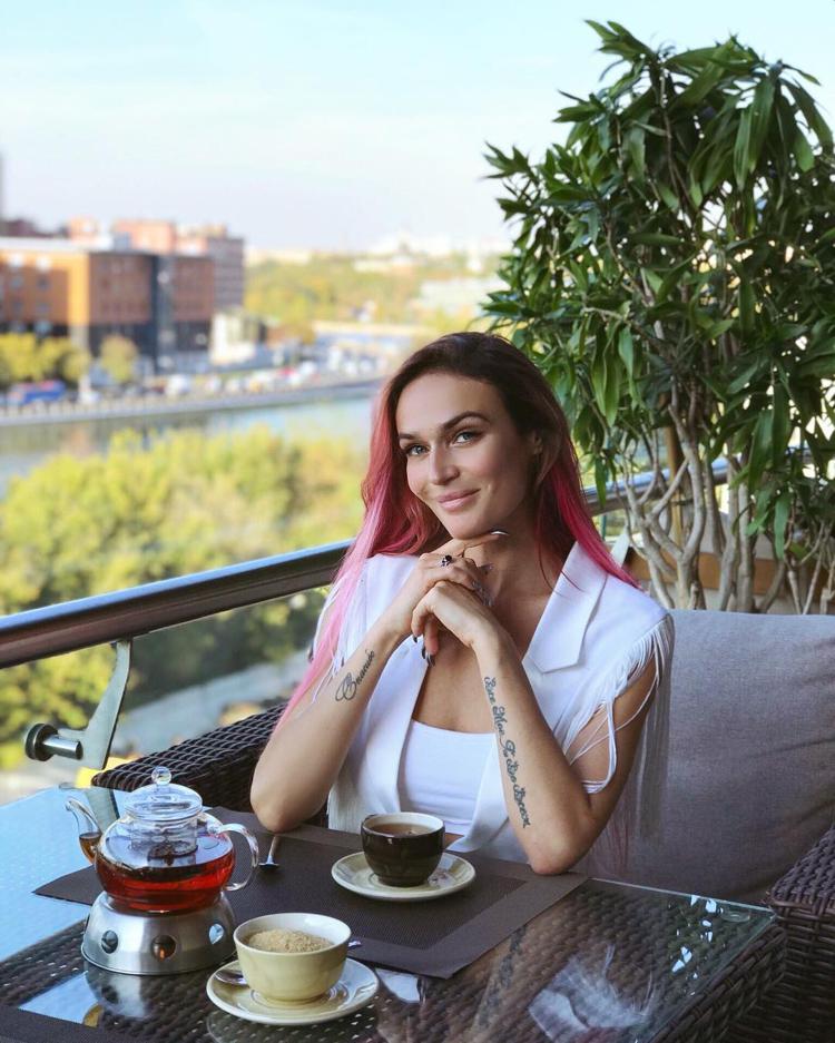 Alena Vodonaeva πίνοντας ένα φλιτζάνι καφέ