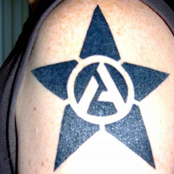 Anarki-tatovering på skulderen