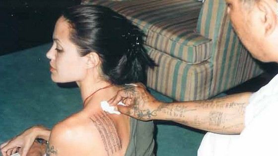 Angelina Jolie vis darosi tatuiruotes
