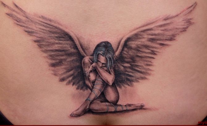 Mergaitės formos angelas - tatuiruotė ant nugaros