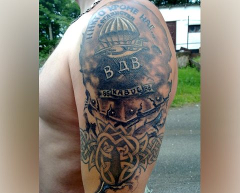 Tatuagem das tropas aerotransportadas no ombro