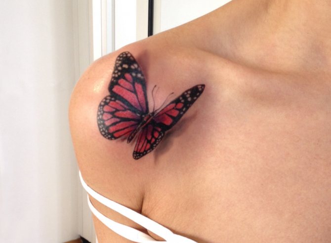 пеперуда върху татуировката на рамото