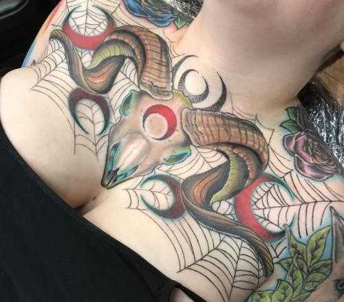 tatuaggio teschio ariete sul petto