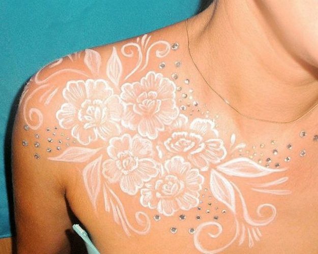 Tatuagens brancas para raparigas. Fotos no pulso, mão, perna, pescoço, ideias