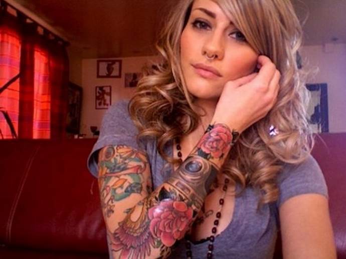 blondinė tatuiruotės rankovė