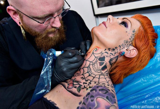 Gør det ondt at have en tatovering på halsen?