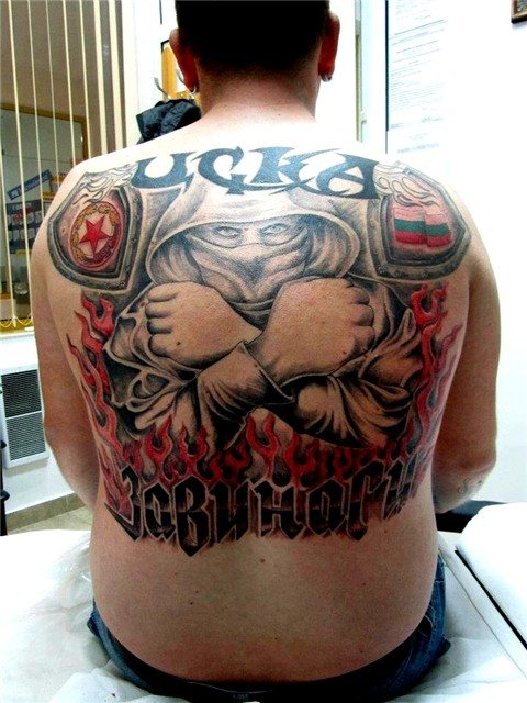 背中に大きなCSKAのタトゥー