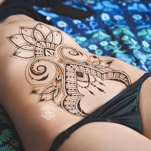 Stor tatovering på maven