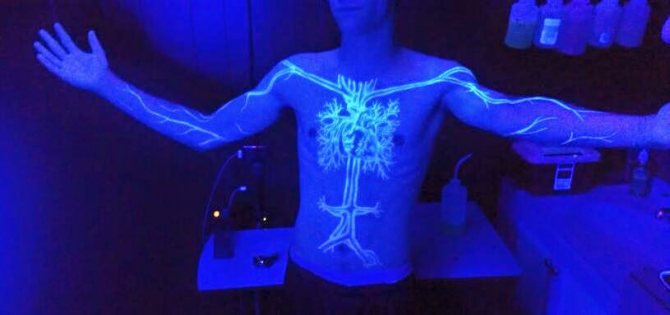 Grande tatuagem de néon