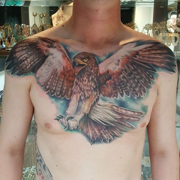 男の胸に大きな色の鷹