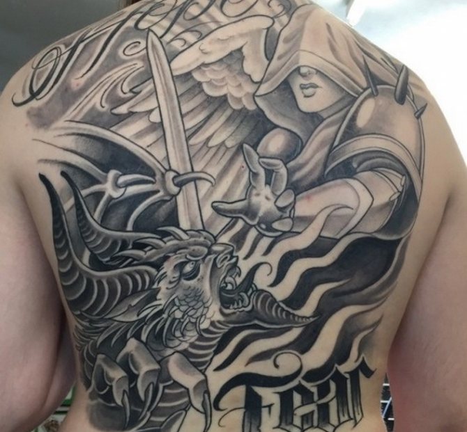 Anjo combatente, demónio - tatuagem