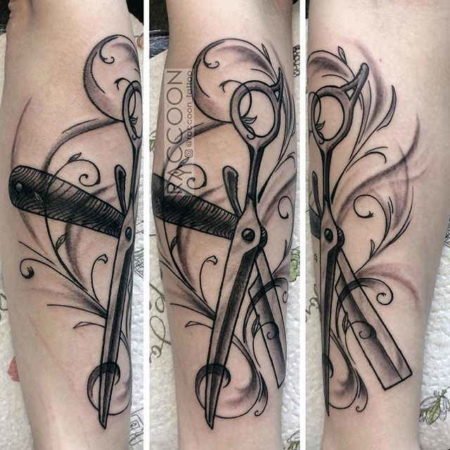 Tatuaż z brzytwą i nożyczki pod ręką
