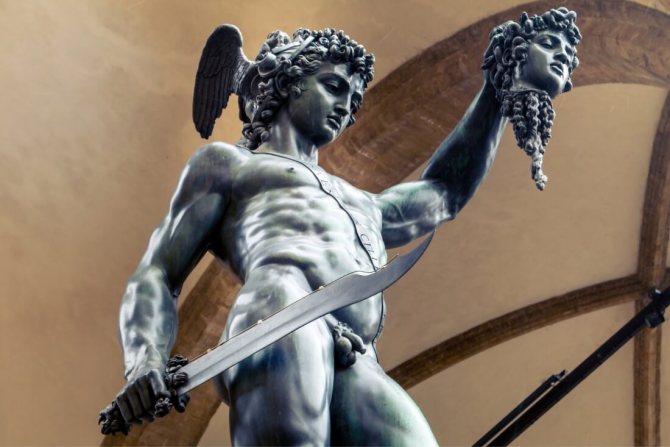 Perseus bronzszobra Gorgó fejével a firenzei Piazza della Signoria téren