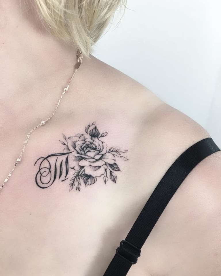 lettera e tatuaggio