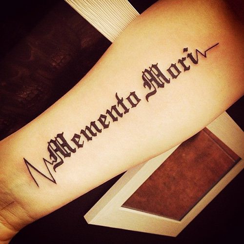 Carpe diem Memento Mori τατουάζ στα λατινικά. Φωτογραφία, που σημαίνει.