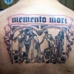 Carpe diem Memento Mori tatoeage in het Latijn. Foto, betekenis