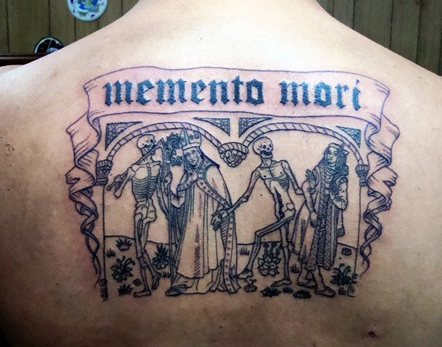 ラテン語で「Carpe diem Memento Mori」のタトゥー。絵、意味。