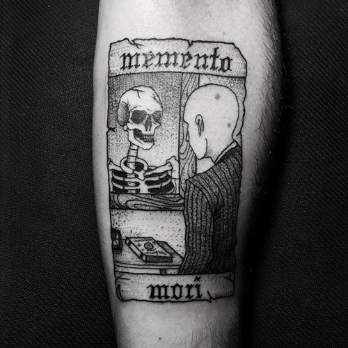 Carpe diem Memento Mori tatoeage in het Latijn. Beeld, betekenis.