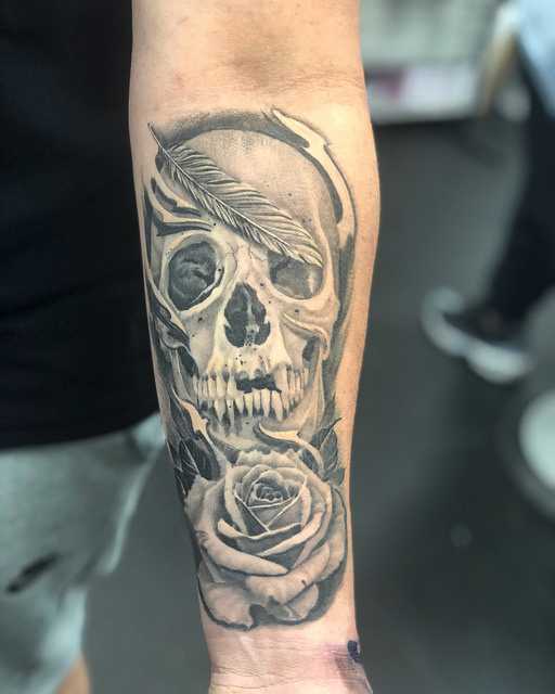tatouage de tête de mort sur l'avant-bras