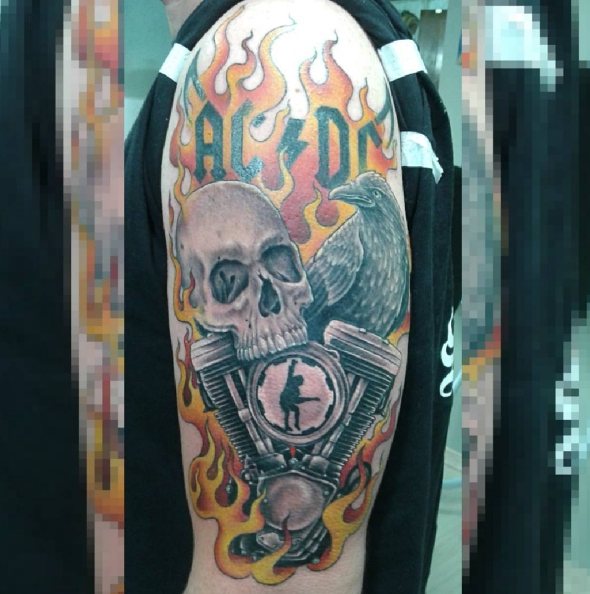 Kaukolė, varnas, ugnis - roko tatuiruotė