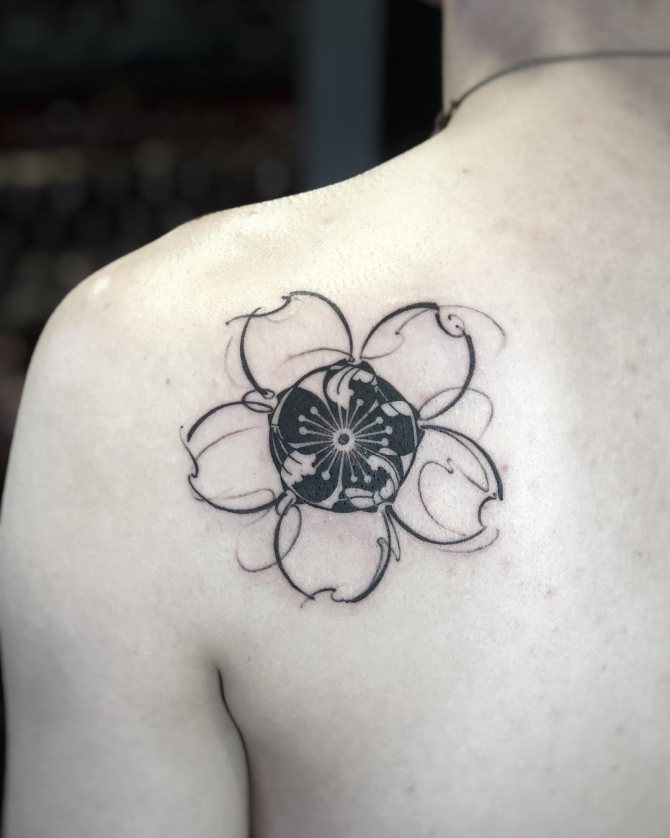 Sort og hvid tatovering på skulderen