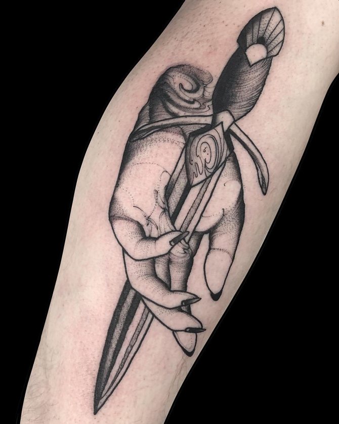 Schwarzer und weißer Dolch Tattoo im Arm