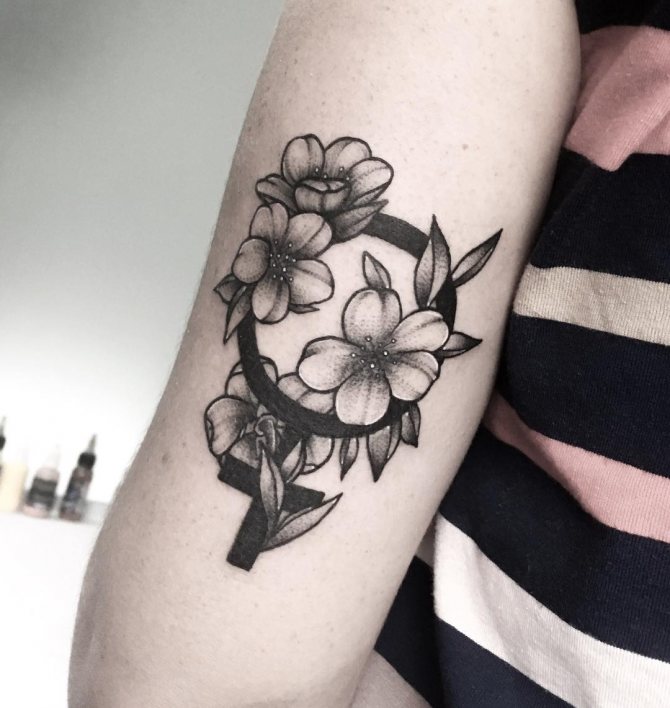 Tatuaggio Sakura in bianco e nero e segno femminile