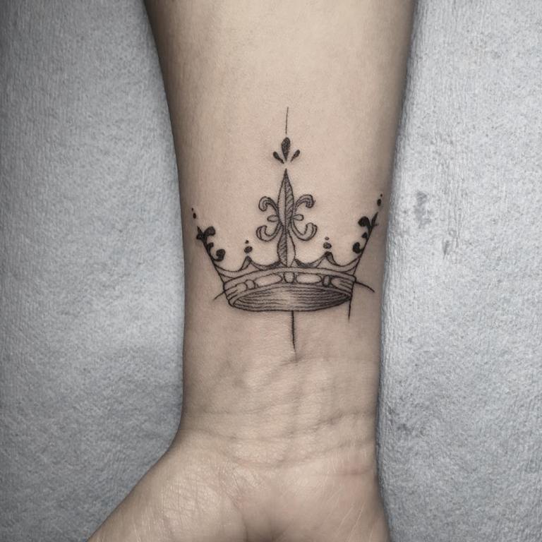 Tatuoitu tarkoittaa, että tytöllä on kruunu -