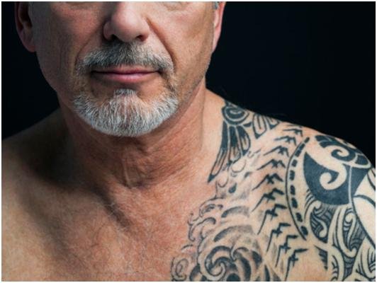 Cosa succede ai tatuaggi in età avanzata?
