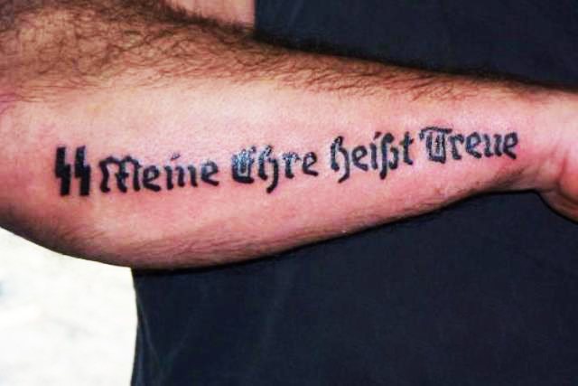 Saksankieliset lainaukset tatuoinnille, jossa on käännös rakkaudesta, elämästä, onnesta, ystävyydestä, musiikista.