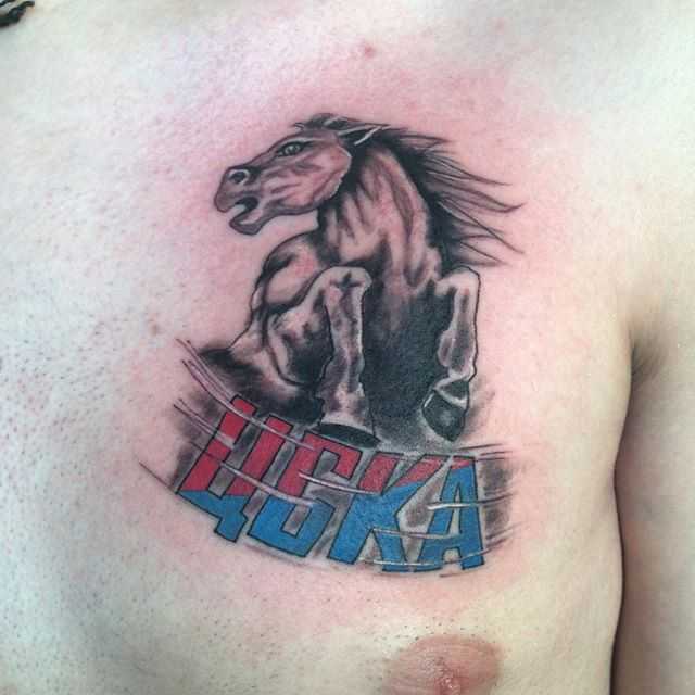 胸前的CSKA刺青