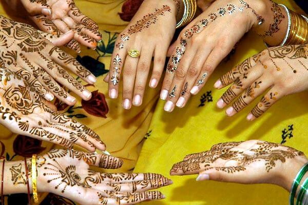 Kleuren bij het aanbrengen van henna op de huid