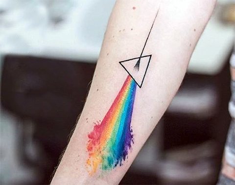 Tatuaggio geometrico colorato