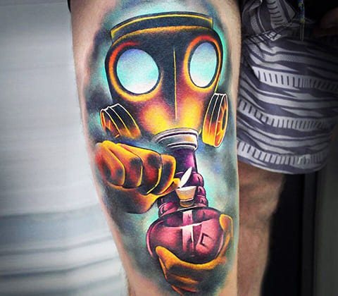 Gekleurde gasmasker tattoo