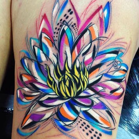 Värikäs lilja tatuointi