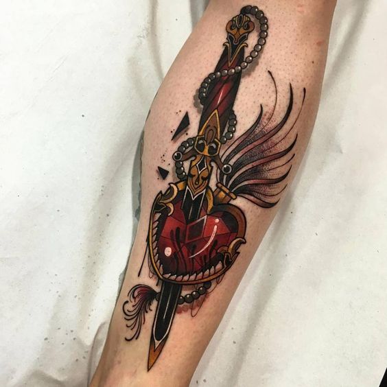 Цветна татуировка на кинжал на крака му