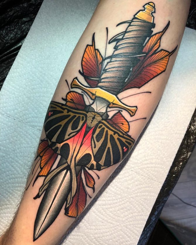Tatuaggio con pugnale colorato e farfalla sull'avambraccio