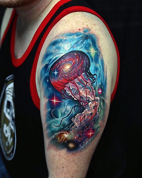 Színes medúza tetoválás férfi vállon