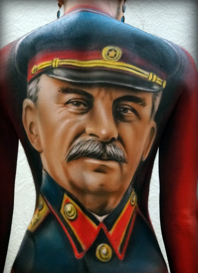 Farvet tatovering af Stalin